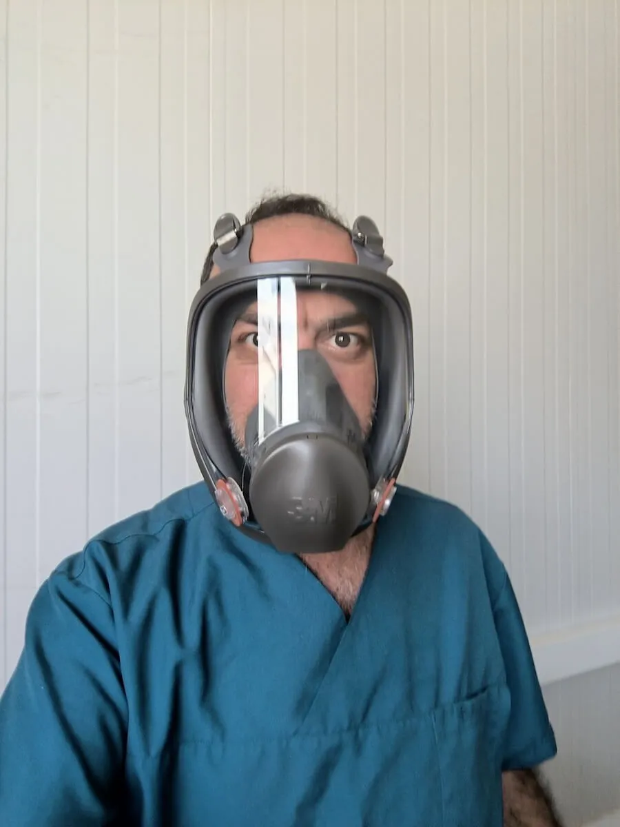 Arda Balkan, yüzünde oldukça korunaklı bir maske ile.